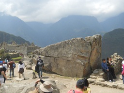Der grosse Steinbruch von Machu Picchu mit geschnittenen Gigasteinen