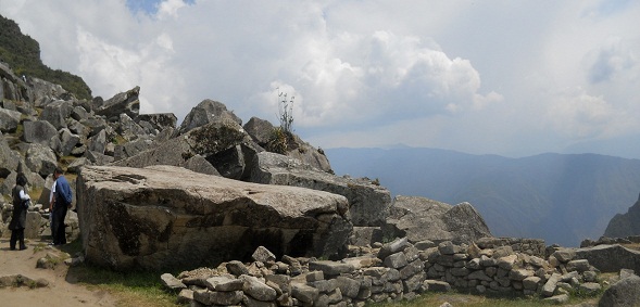 Der grosse Steinbruch von Machu Picchu: Geschnittener Gigastein, Panoramafoto