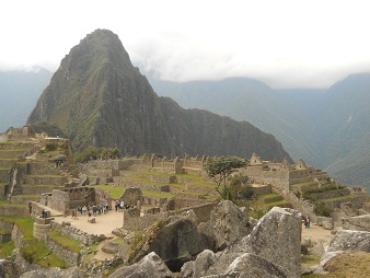 Sicht vom grossen Steinbruch auf den Haupttempel, auf den Hauptplatz und auf den Hausberg Huaynapicchu (gross)