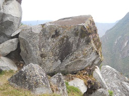 Der grosse Steinbruch von Machu Picchu: Weitere Steine mit flachen Fl�chen und rechten Winkeln