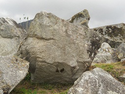 Der grosse Steinbruch von Machu Picchu:  Gigasteine mit flachen, praktisch geraden Fl�chen