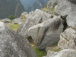 Der grosse Steinbruch von Machu Picchu:  Gigasteine mit flachen, praktisch geraden Schnittfl�chen