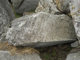 Der grosse Steinbruch von Machu Picchu:  Gigasteine mit flachen, praktisch geraden Schnittfl�chen