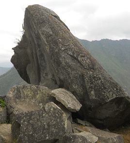 Der grosse Steinbruch von Machu Picchu: Gigastein mit gebogenen Fl�chen und ein Gesicht