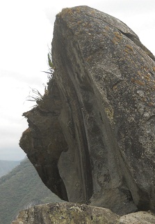 Der grosse Steinbruch von Machu Picchu: Gigastein mit gebogenen Fl�chen und ein Gesicht, Nahaufnahme