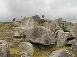 Der grosse Steinbruch von Machu Picchu: Stein mit flachen Schnittfl�chen und Bergpanorama