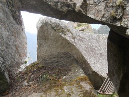 Der grosse Steinbruch von Machu Picchu: Geschnittene Gigasteine bilden einen Tunneldurchgang 02