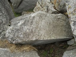 Der grosse Steinbruch von Machu Picchu:
                    Gigasteine mit flachen, praktisch geraden
                    Schnittfl�chen