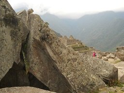 Der grosse Steinbruch von Machu Picchu:
                    Gigastein mit rechtwinkligem Schnitt mit einem
                    Wiesel