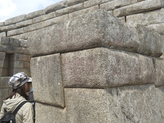 Machu Picchu: Das Meditationszimmer, der rechte Gigastein mit 32 Ecken, Nahaufnahme