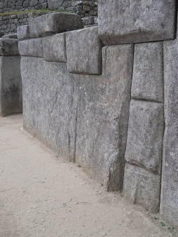 Machu Picchu: Das Meditationszimmer, der rechte Gigastein mit 32 Ecken