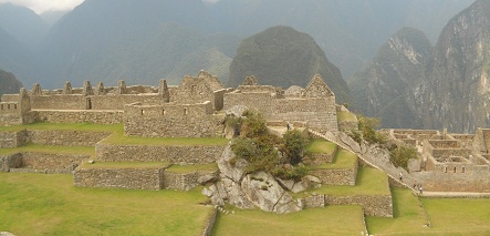Machu Picchu: Sicht vom Meditationszimmer auf den Zentralplatz mit den Arbeitsh�usern und den Putucusi-Berg, Panoramafoto