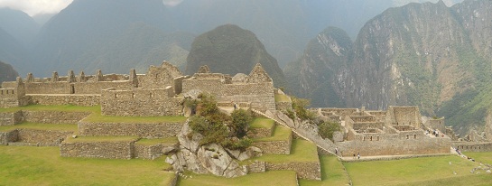 Machu Picchu: Sicht vom Meditationszimmer auf den Zentralplatz mit den Arbeitsh�usern, mit der grossen Mauer, dem Spiegeltempel und den Putucusi-Berg, grosses Panoramafoto
