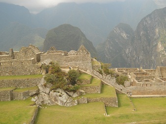 Machu Picchu: Sicht vom Meditationszimmer auf den Zentralplatz mit den Arbeitsh�usern und dem Putucusi-Berg