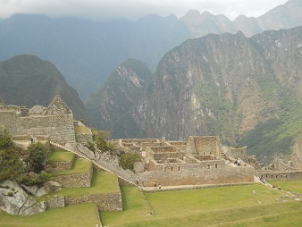 Machu Picchu: Sicht vom Meditationszimmer auf den Zentralplatz mit der grossen Mauer, dem Spiegeltempel / M�rsertempel und dem Putucusi-Berg