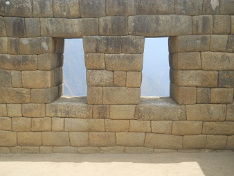 Machu Picchu, Sonnenuhr-Platz: Die Mauern mit
                    Inka-Fenstern