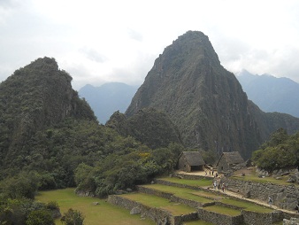 Machu Picchu: Sicht von der Sonnenpyramide auf
                    die beiden Hausberge Huchuypicchu und Huaynapicchu
                    mit der Silhouette eines Adlers, der die Fl�gel
                    anhebt 2