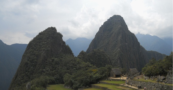 Machu Picchu: Sicht von der Sonnenpyramide auf
                    die beiden Hausberge Huchuypicchu und Huaynapicchu
                    mit der Silhouette eines Adlers, der die Fl�gel
                    anhebt - Panoramafoto