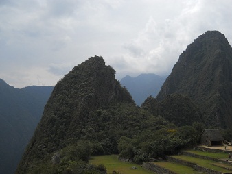 Machu Picchu: Sicht von der Sonnenpyramide auf
                    die beiden Hausberge Huchuypicchu und Huaynapicchu
                    mit der Silhouette eines Adlers, der die Fl�gel
                    anhebt 1