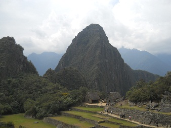 Machu Picchu: Sicht von der Sonnenpyramide auf
                    die beiden Hausberge Huchuypicchu und Huaynapicchu
                    mit der Silhouette eines Adlers, der die Fl�gel
                    anhebt 2