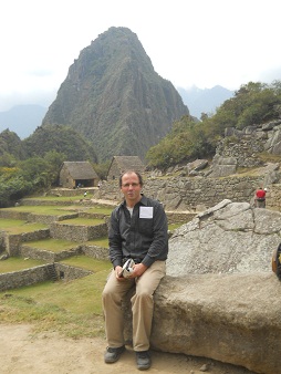 Michael Palomino con el mirador Huaynapicchu al
                    fondo