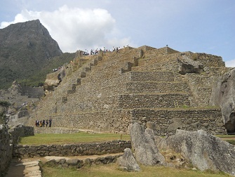 die Sonnenpyramide von hinten gesehen mit Terrassen