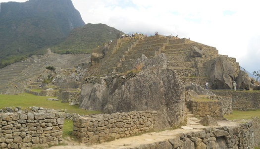 Machu Picchu: Die Hinteransicht der Sonnenpyramide etwas weiter weg vom Zentralplatz aus, Panoramafotode                    atr�s, foto panor�mica