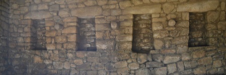 Casita en la zona de la piedra sagrada, muro                    interior con nichos, foto panor�mica