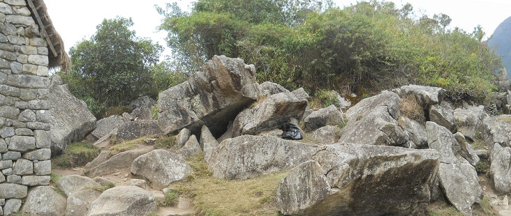 Machu Picchu, der Steinbruch im Weiler mit dem heiligen Stein, flach geschnittene Steine, Panoramafoto