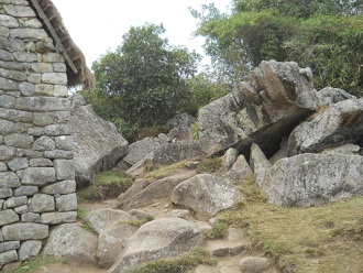 Machu Picchu, Weiler mit dem heiligen Stein, Steinbruch mit geschnittenen Gigasteinen 1