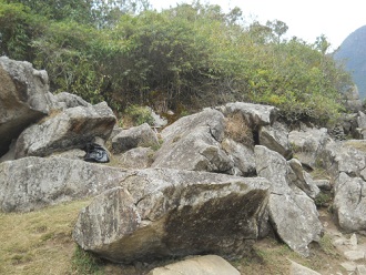 Machu Picchu, Weiler mit dem heiligen Stein, Steinbruch mit geschnittenen Gigasteinen 3