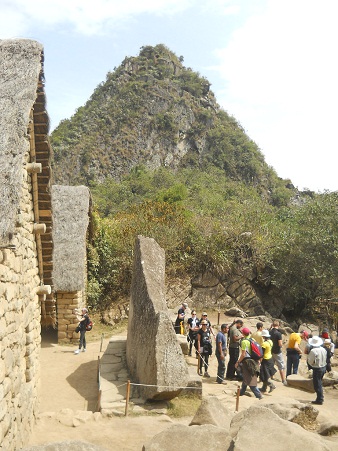 Machu Picchu, Seitenansicht des heiligen Steins mit dem Hausberg Huaynapicchu 1
