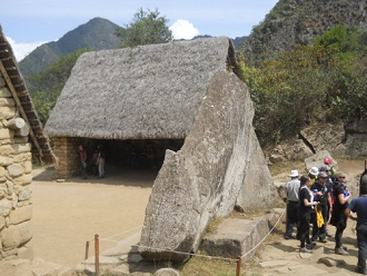Machu Picchu, heiliger Stein, R�ckansicht, es sind geschnittene Fl�chen
