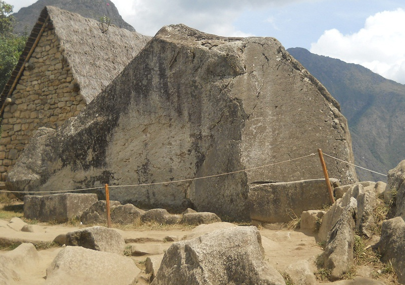 Machu Picchu, heiliger Stein, R�ckansicht, es sind geschnittene Fl�chen, Nahaufnahme