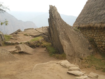 Der Eingangsbereich zum Wanderweg auf den Hausberg Huaynapicchu, untergegangene, geschnittene Gigasteine 2