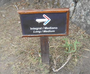 Der Wegweiser auf dem Touristenweg in Machu Picchu, zur Abwechslung mal zweisprachig
