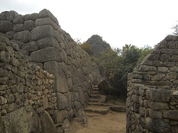 Zwischen dem Weiler mit dem heiligen Stein und den Arbeitsh�usern: Mauern mit dem Hausberg Huaynapicchu