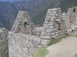 Machu Picchu, Arbeitsh�user - Gibelmauern mit Fenstern