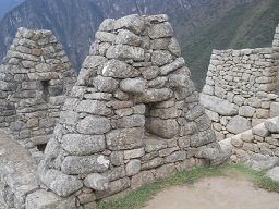 Machu Picchu, Arbeitsh�user, die Gibelmauern mit Fenstern