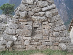 Machu Picchu, Arbeitsh�user, die Gibelmauern mit Fenstern - Nahaufnahme
