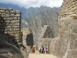 Machu Picchu, der Spaziergang zwischen den Arbeitsh�usern hindurch mit der Aussicht auf die Berge im Hintergrund