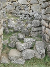 Machu Picchu, Arbeitsh�user, da liegen einzelne Steine herum 01