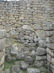 Machu Picchu, Arbeitsh�user, da liegen einzelne Steine herum 02