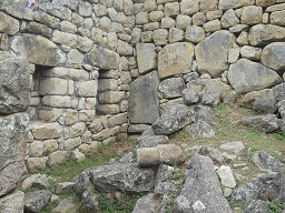 Machu Picchu, Arbeitsh�user, da liegen einzelne Steine herum 03
