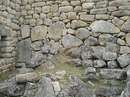 Machu Picchu, Arbeitsh�user, da liegen einzelne Steine herum 04
