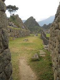 Machu Picchu, der Eingang zur grossen Terrasse neben des Zentralplatzes, und Sicht auf den kleinen Hausberg Huchuypicchu