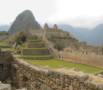 Sicht auf den grossen Hausberg Huaynapicchu, Sicht auf die Arbeitsh�user und auf die grosse Mauer
