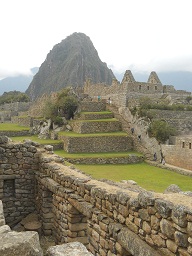 Sicht auf den grossen Hausberg Huaynapicchu, Sicht auf die Arbeitsh�user