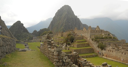 Machu Picchu, Sicht von der grossen Terrasse neben dem Zentralplatz zu den beiden Hausbergen Huchuypicchu und Huaynapicchu, Arbeitsh�user, Spiegeltempel und die grosse Mauer, Panoramafoto