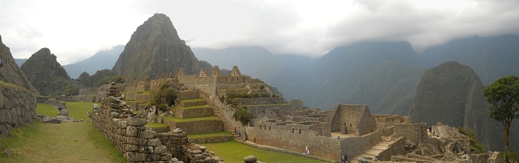 Machu Picchu, Sicht von der grossen Terrasse neben dem Zentralplatz zu den beiden Hausbergen Huchuypicchu und Huaynapicchu, Arbeitsh�user, Spiegeltempel und die grosse Mauer und den Putucusi-Berg, Panoramafoto